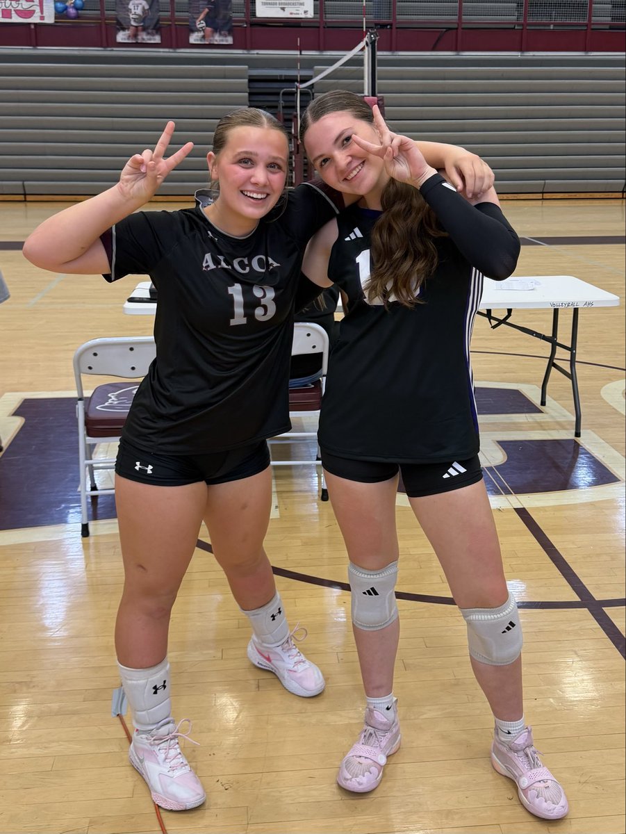 ETAWilliams's tweet photo. @MaryKate_2029 &amp; @EmmyNewman2029 playing against each other tonight! Most all of our girls are dual sport athletes &amp; we love their passion for school sports💪🔥 https://t.co/FwMhpUZPTn