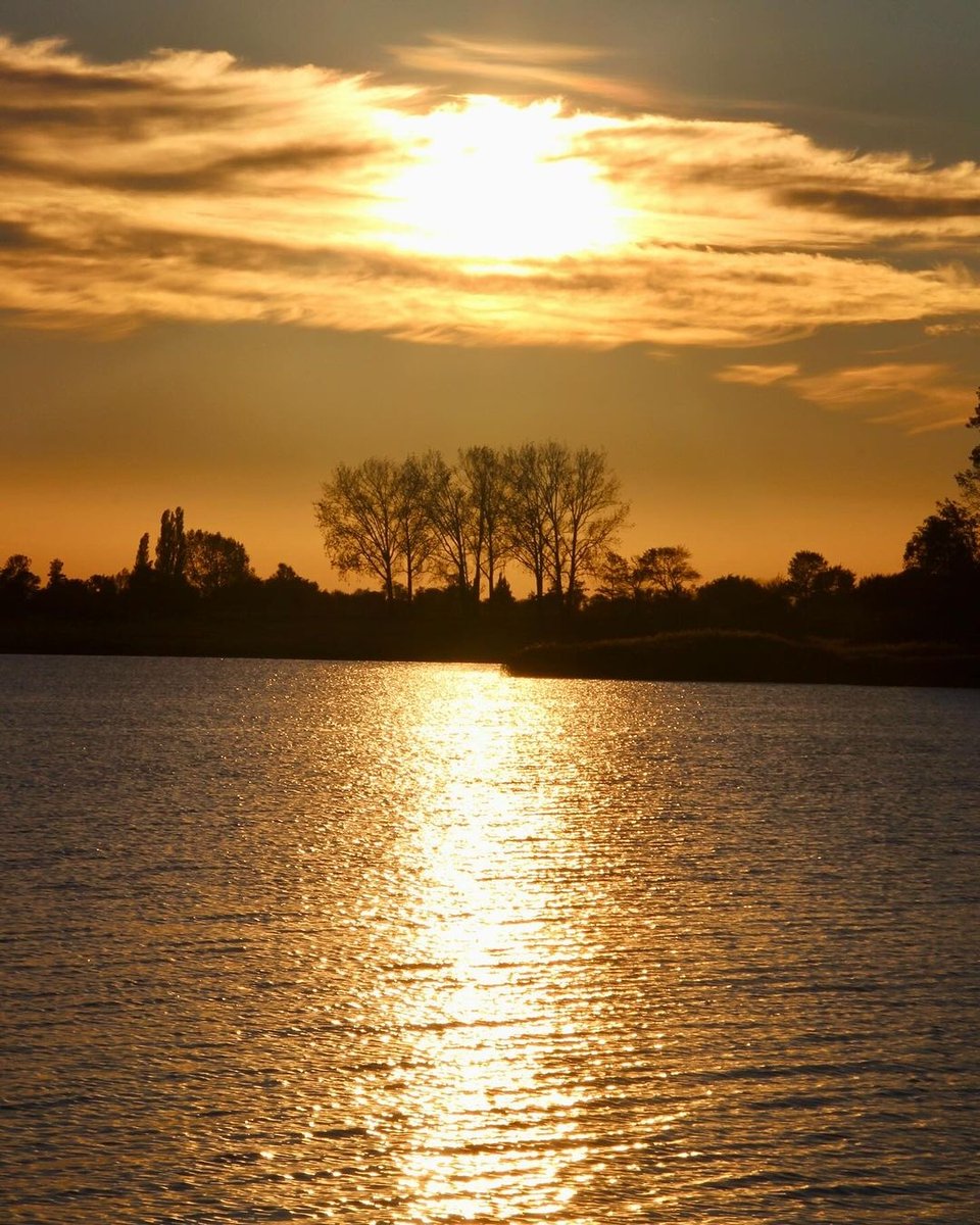 bluemoon_1626's tweet photo. [The warm glow of a sunset lingers by the quiet lake, making my heart flutter with a trace of悸锌澄矩—what a gentle moment to cherish.] https://t.co/pISBHl77yu