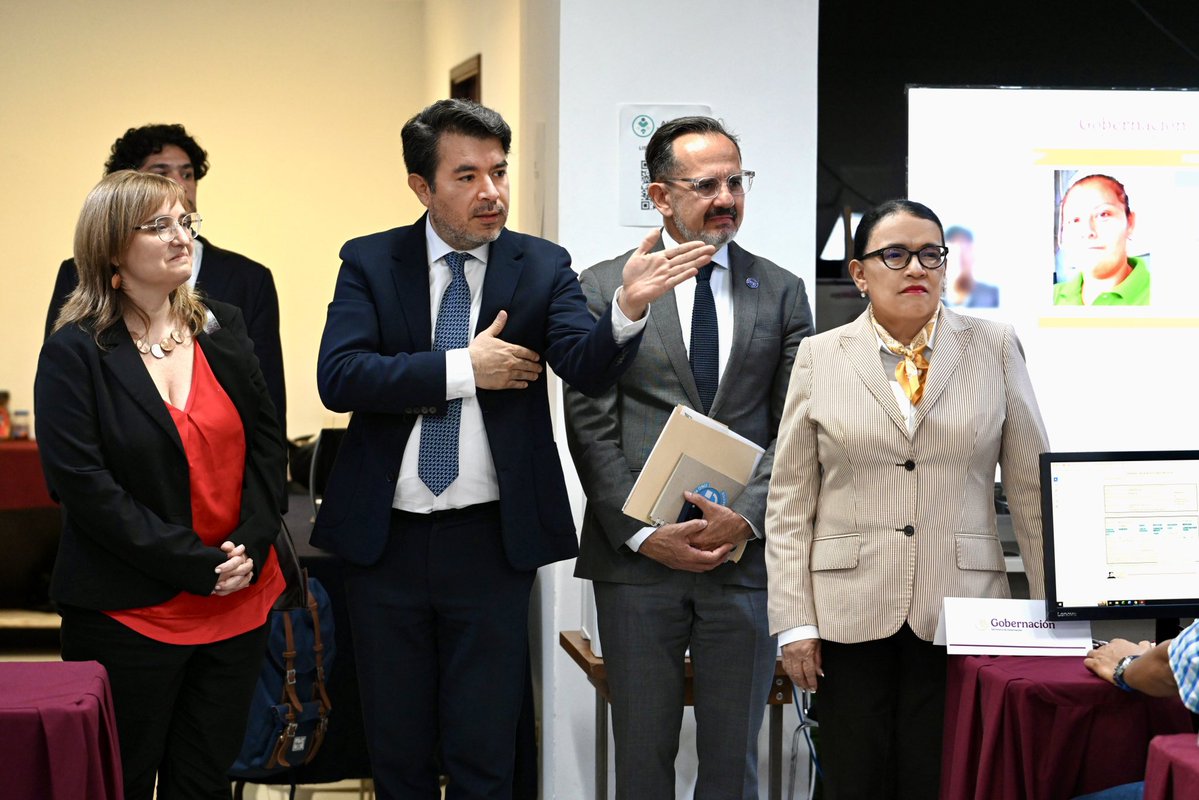 rosaicela_'s tweet photo. Recorrimos el Centro de Mando de la Alerta Nacional de Búsqueda Inmediata #ANBI, con personal de la @CIDH, a quien explicamos que desde este espacio, que opera las 24 horas, los 365 días del año, la @SEGOB_mx y @Busqueda_MX coordinan las acciones de localización de personas junto con la @SSPCMexico, @GN_MEXICO_ y @FGRMexico. 🇲🇽 @Claudiashein @APochak @arturomedinap @OCHOA_MX_UN @cevillanue @Yuriddhh @tobyanneLR