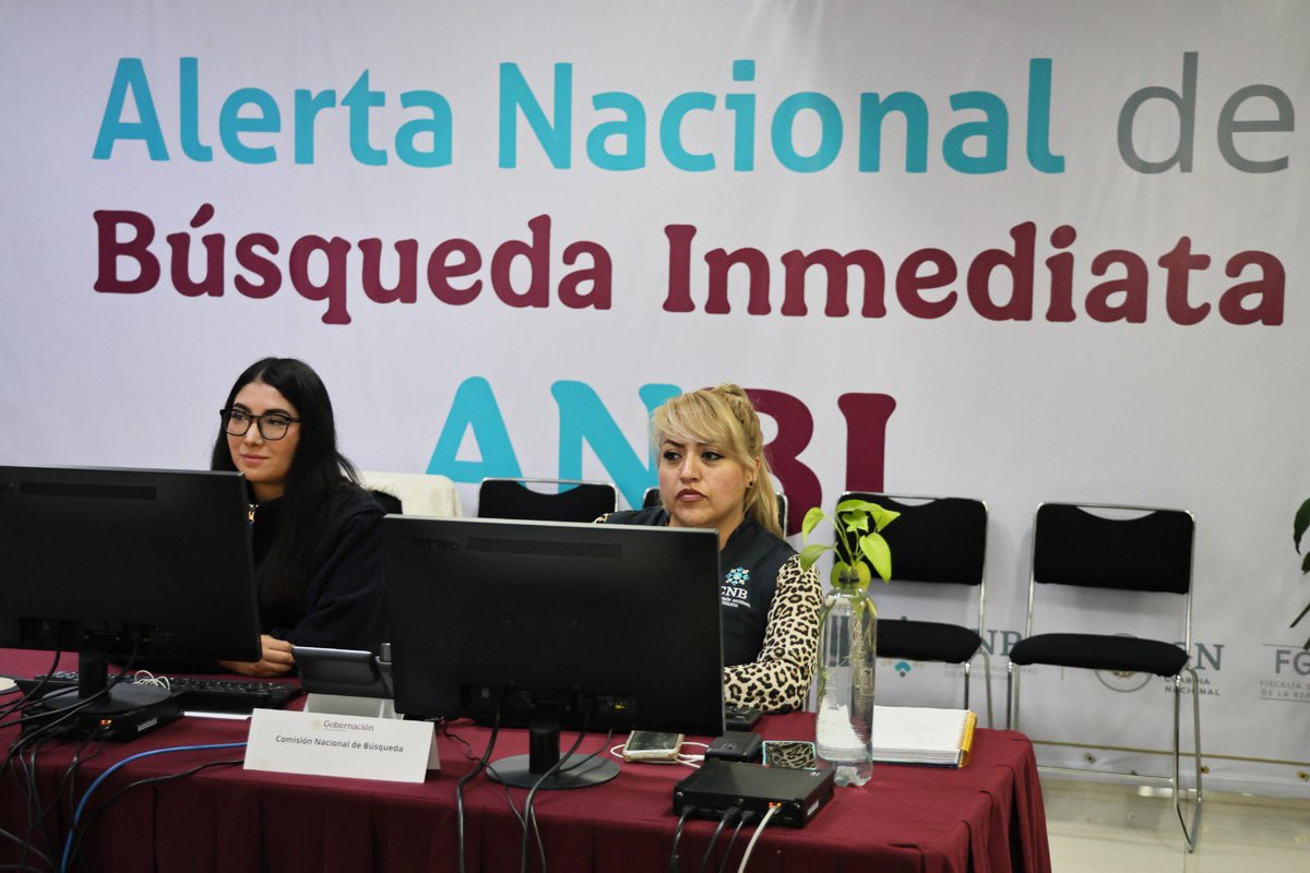rosaicela_'s tweet photo. Recorrimos el Centro de Mando de la Alerta Nacional de Búsqueda Inmediata #ANBI, con personal de la @CIDH, a quien explicamos que desde este espacio, que opera las 24 horas, los 365 días del año, la @SEGOB_mx y @Busqueda_MX coordinan las acciones de localización de personas junto con la @SSPCMexico, @GN_MEXICO_ y @FGRMexico. 🇲🇽 @Claudiashein @APochak @arturomedinap @OCHOA_MX_UN @cevillanue @Yuriddhh @tobyanneLR