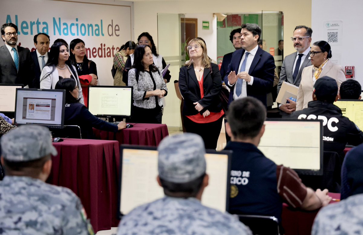 rosaicela_'s tweet photo. Recorrimos el Centro de Mando de la Alerta Nacional de Búsqueda Inmediata #ANBI, con personal de la @CIDH, a quien explicamos que desde este espacio, que opera las 24 horas, los 365 días del año, la @SEGOB_mx y @Busqueda_MX coordinan las acciones de localización de personas junto con la @SSPCMexico, @GN_MEXICO_ y @FGRMexico. 🇲🇽 @Claudiashein @APochak @arturomedinap @OCHOA_MX_UN @cevillanue @Yuriddhh @tobyanneLR