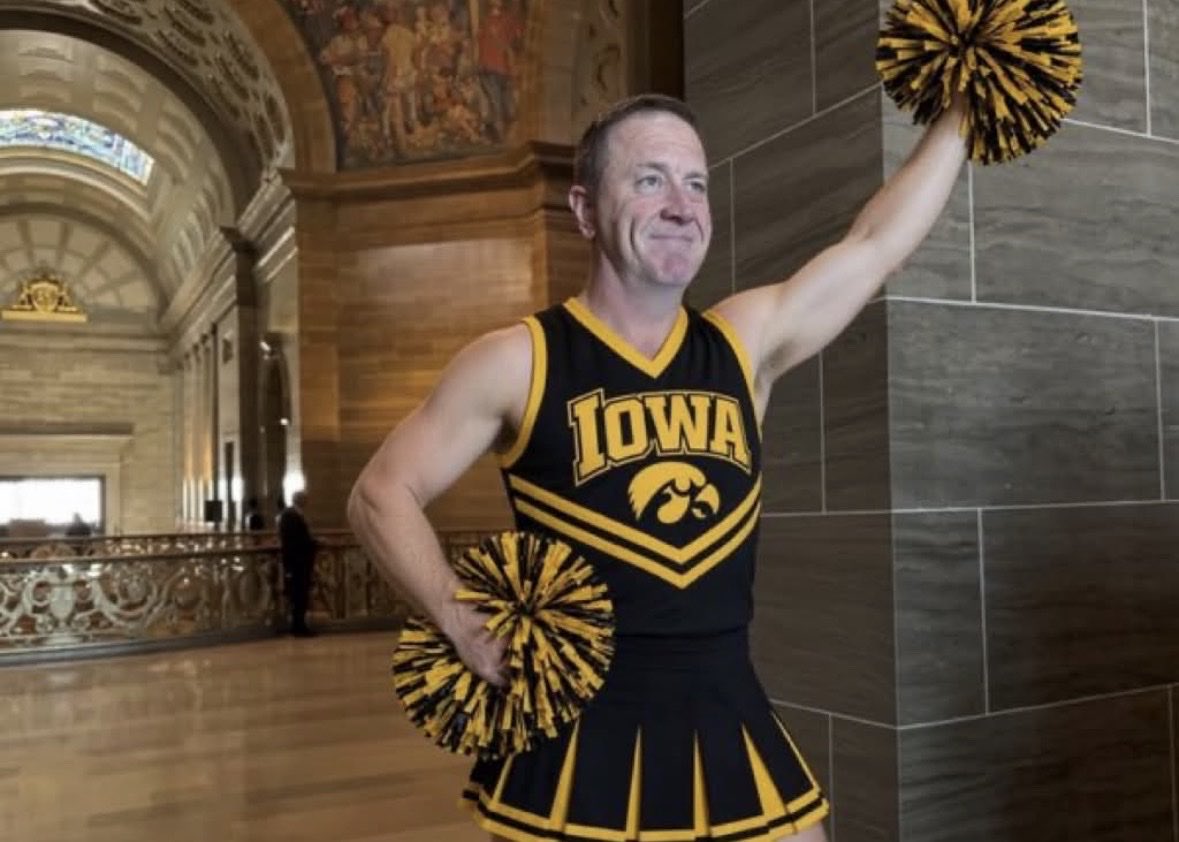 redheadedLeo2's tweet photo. @JohnLukeSam1 Gooooo HAWKS!!!! @CaitlinClark22 is playing right now! You know, @ericschmidt, the IOWA HAWKEYE Alum!!!! https://t.co/i62VJFbxS5