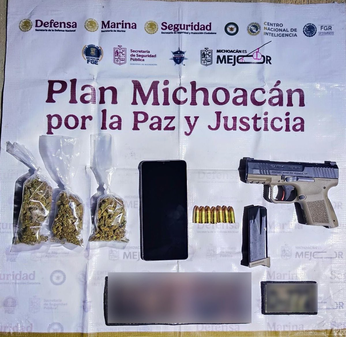 SSeguridad_Mich's tweet photo. 👮🏻♂️Asimismo, les fueron encontrados parches con mensajes alusivos a un grupo delincuencial y 3 bolsas plásticas con hierba verde con las características propias de la marihuana. 🚓#GuardiaCivil #TeCuidamos https://t.co/RIc9lQLWsr