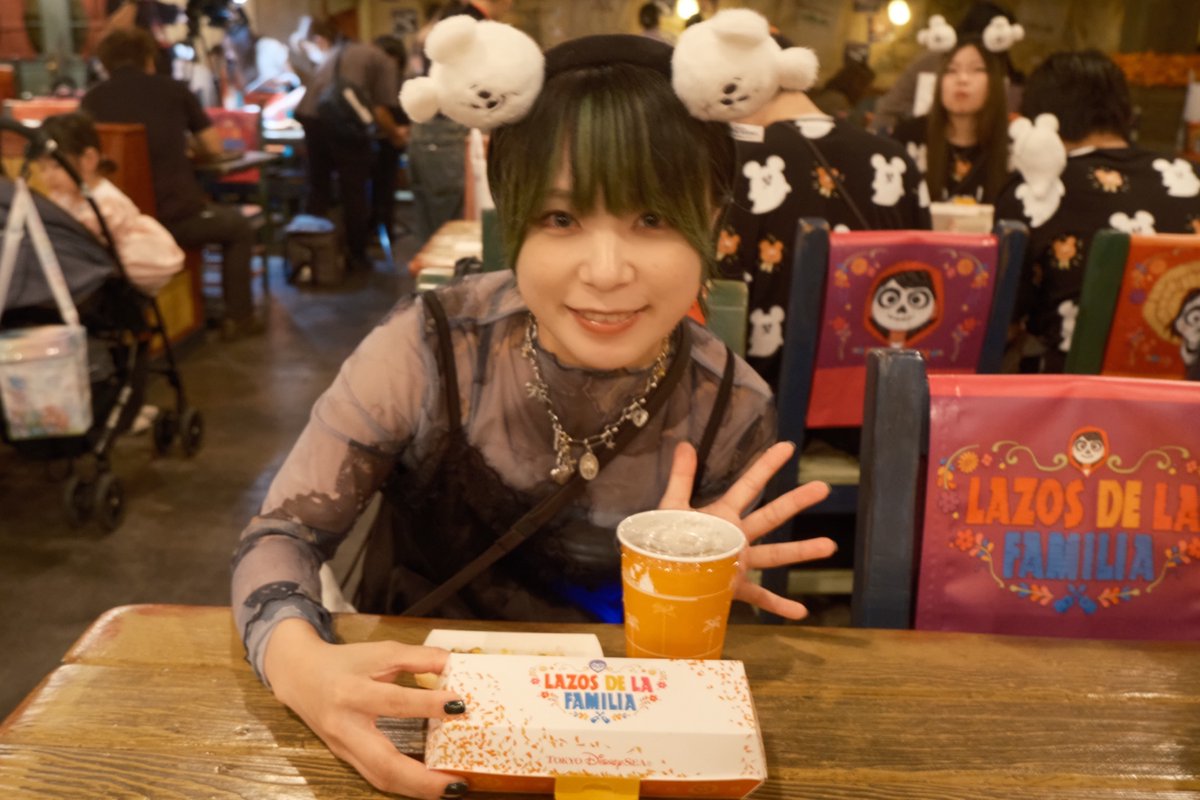 GANG_PARADE's tweet photo. 【#ギャンパレ連載】
夢と魔法に魅せられたミキ's TODAY Vol.133公開しました！🎬

◆���ゲルとのグリーティングも！『リメンバー・ミー』の世界に入れる”ラソス・デ・ラ・ファミリア”
https://t.co/ivUnOj5y9t

毎週金曜日に #ヤママチミキ の愛するディズニーを色々な角度から紹介📸🪄

#ミキTODAY #ガジェット通信