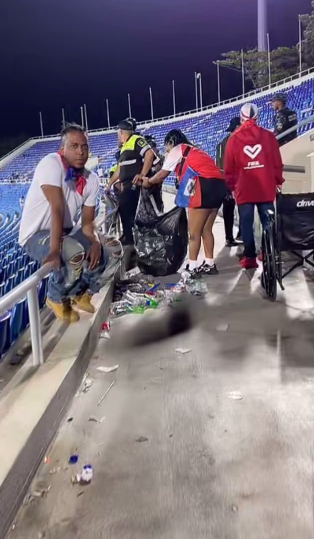 Haititempo's tweet photo. Aprè match la kèk fanatik Ayisyen te rete pou netwaye stad la 👏🏾🇭🇹 https://t.co/EX9TLpMpks