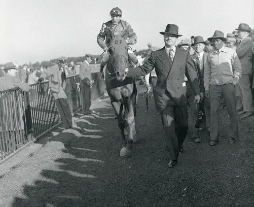 jfarache's tweet photo. 03/10/1942 el triplecoronado norteamericano WHIRLAWAY, con el jockey George Woolf, triunfó en la Jockey Club Gold Cup. Ese día se convirtió en el primer ejemplar en rebasar los $ 500.000 en premios en la historia en USA. https://t.co/kzF2IGyAV5