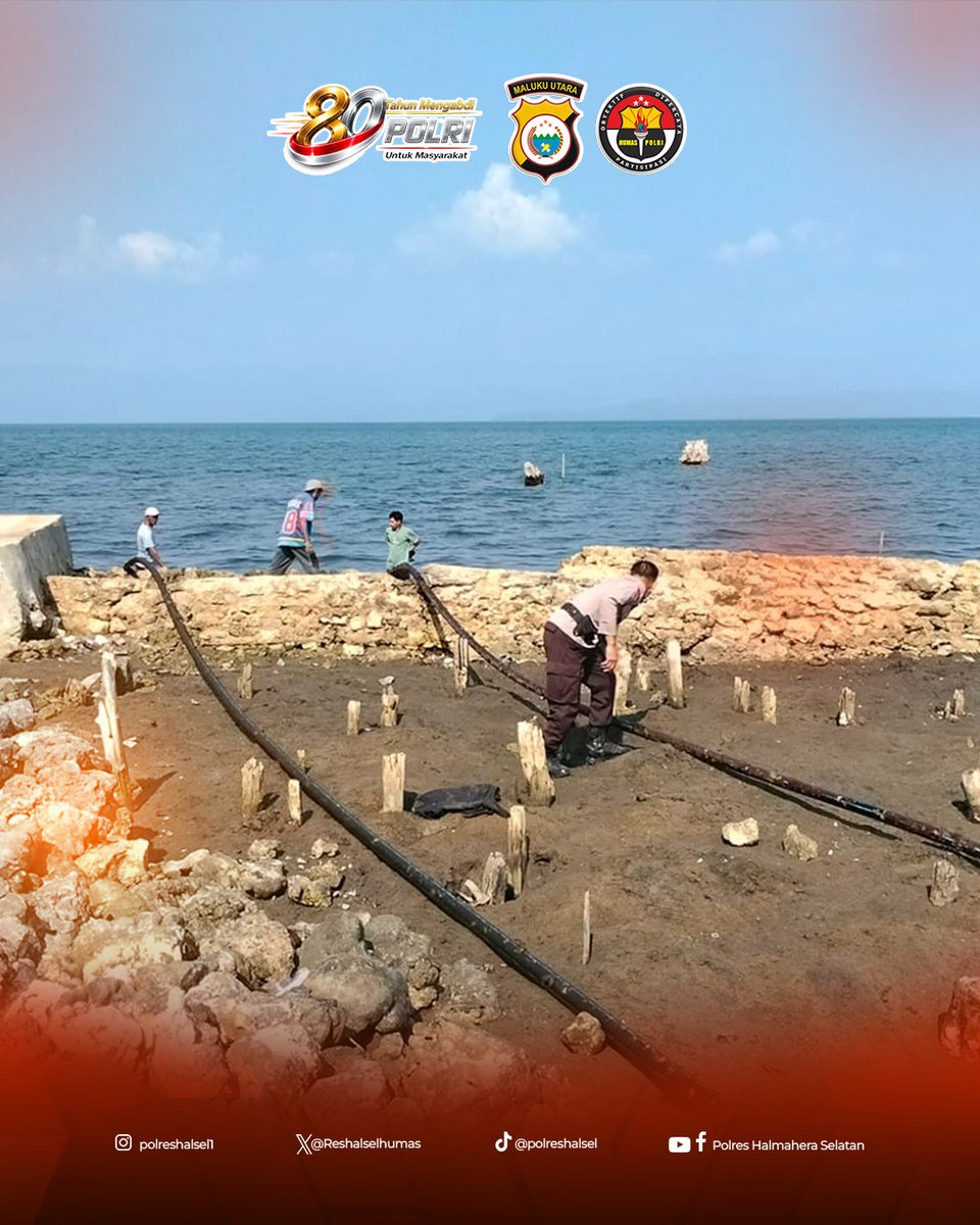 Reshalselhumas's tweet photo. Bhabinkamtibmas Desa Kusubibi, Polsek Bacan Barat, Polres Halsel, Aipda Rizal Hi Kubais bersama Pemerintah Desa dan masyarakat melaksanakan kegiatan gotong royong penarikan pipa air bersih lama sebagai bagian dari persiapan pemasangan jaringan pipa baru di Desa Kusubibi, https://t.co/iTYguQfHYz
