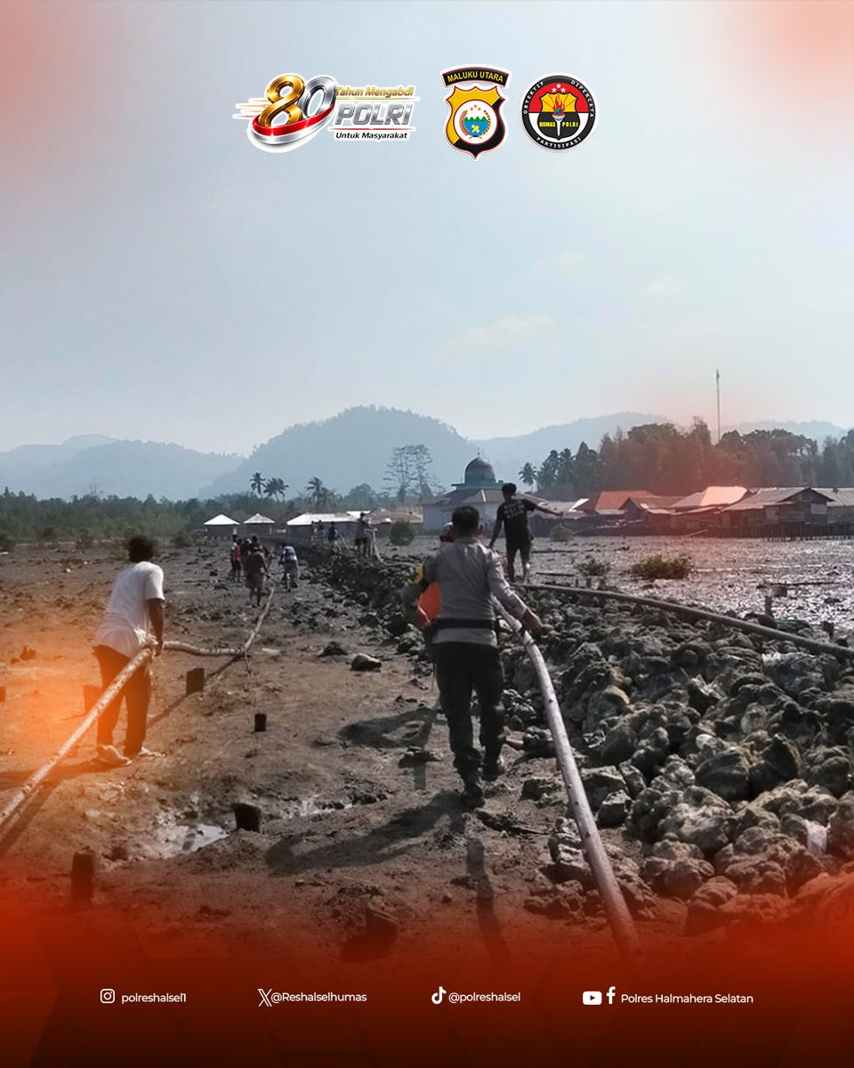 Reshalselhumas's tweet photo. Bhabinkamtibmas Desa Kusubibi, Polsek Bacan Barat, Polres Halsel, Aipda Rizal Hi Kubais bersama Pemerintah Desa dan masyarakat melaksanakan kegiatan gotong royong penarikan pipa air bersih lama sebagai bagian dari persiapan pemasangan jaringan pipa baru di Desa Kusubibi, https://t.co/iTYguQfHYz