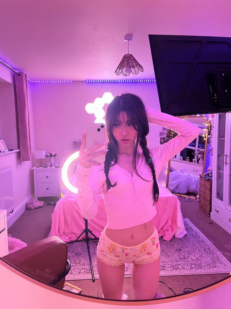 brbaellean7x's tweet photo. bedtime outfit, bad little intentions later 🌙 https://t.co/2YGqWbGKwZ