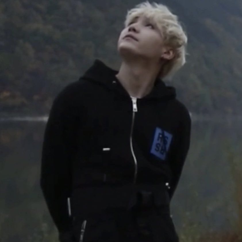 minjunggae's tweet photo. no one loves emo white hair yoongi like i love emo white hair yoongi 🚬 https://t.co/s6DdkZ7lgc