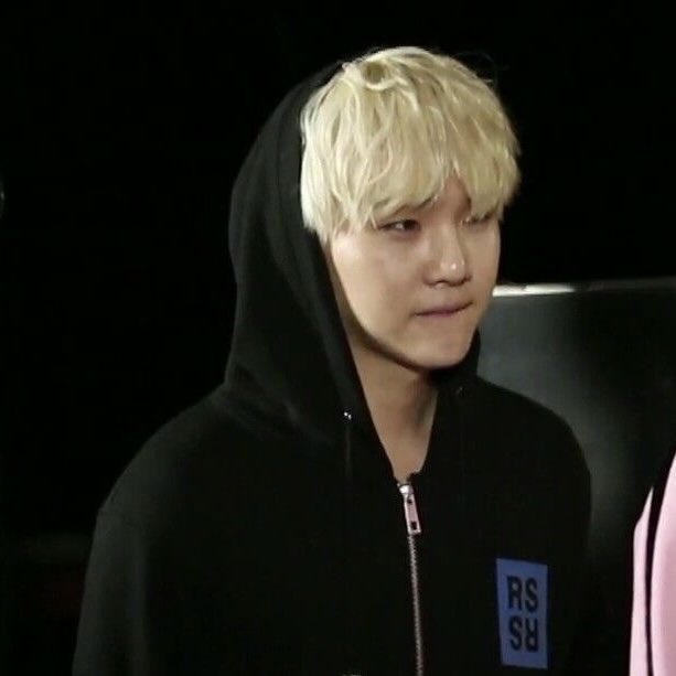 minjunggae's tweet photo. no one loves emo white hair yoongi like i love emo white hair yoongi 🚬 https://t.co/s6DdkZ7lgc