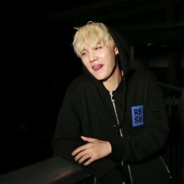 minjunggae's tweet photo. no one loves emo white hair yoongi like i love emo white hair yoongi 🚬 https://t.co/s6DdkZ7lgc
