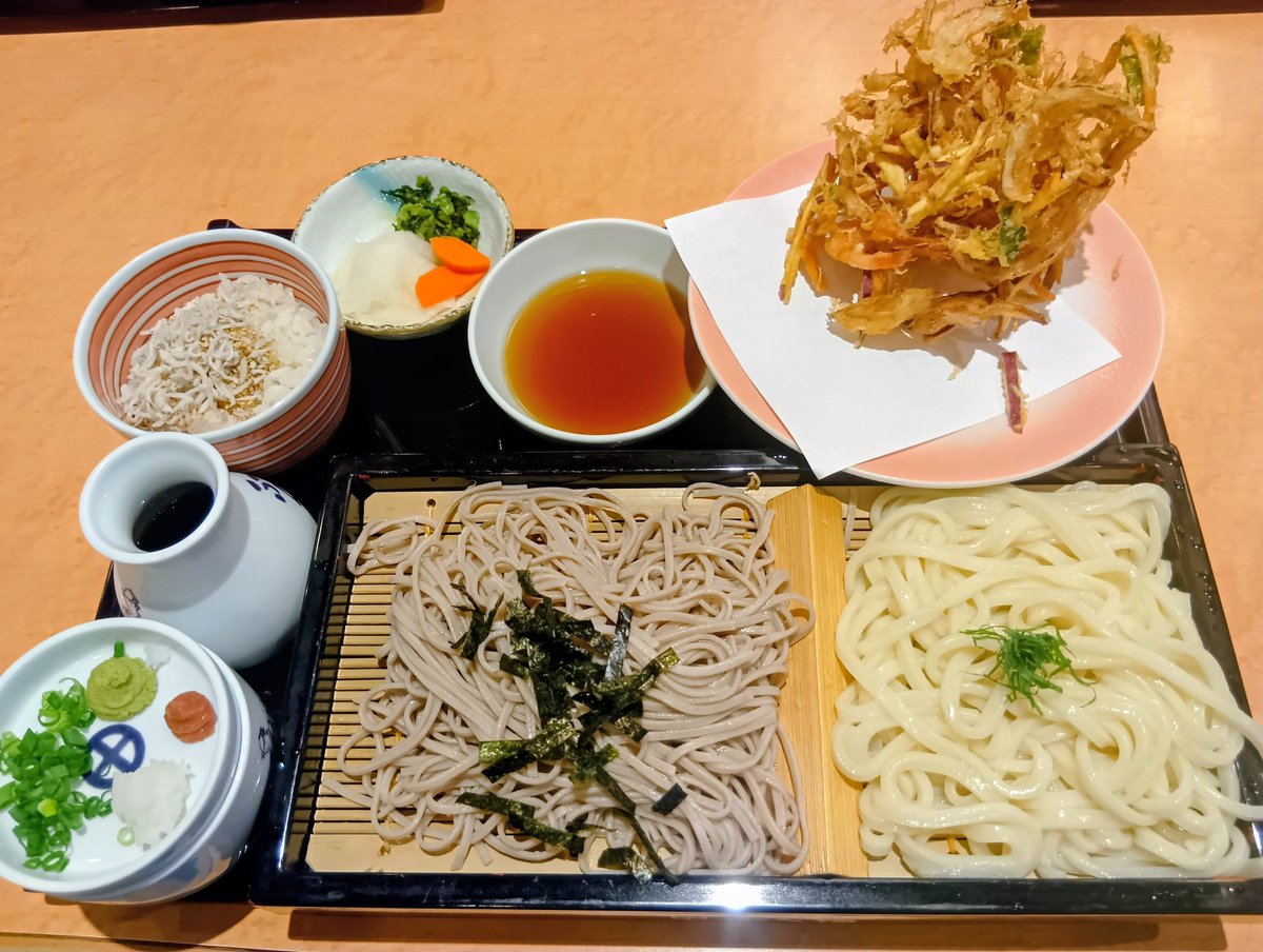 ValhallaDiablo's tweet photo. 「福ふく 八代店」
錦江湾でしか捕れないという、姫甘えびのかき揚げが付いた相のりとじゃこご飯を注文！
野菜が多くてあまり存在感が無かったが、香ばしくて美味い😋
揚げ物とざるはやっぱり合うなぁ

#福ふく https://t.co/HwwO7VpQXG