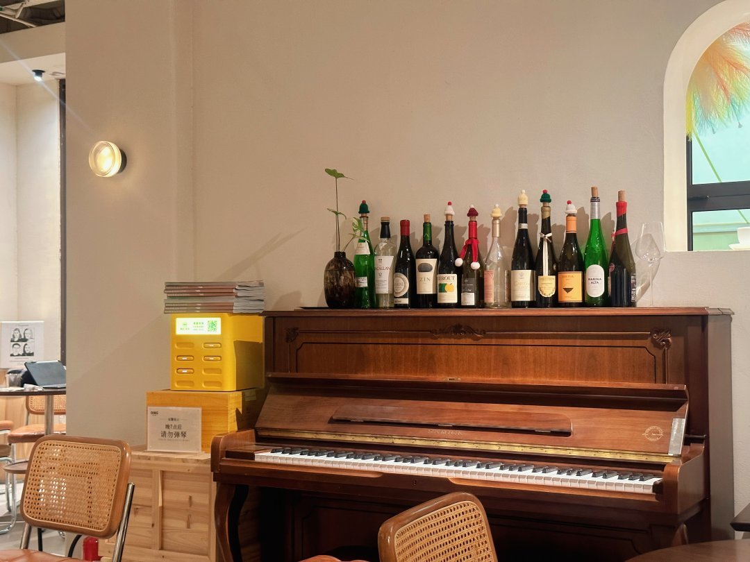 LisaEdelmira's tweet photo. If it were you, would you choose to have a drink in this corner, or read a book? https://t.co/lieRHfGeb5