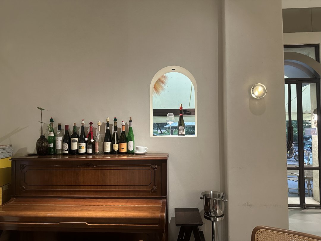 LisaEdelmira's tweet photo. If it were you, would you choose to have a drink in this corner, or read a book? https://t.co/lieRHfGeb5