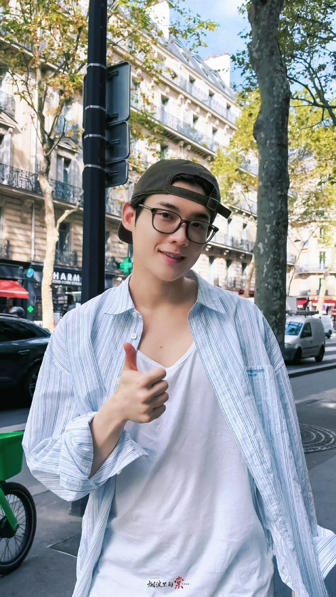 Mina_htys's tweet photo. Kim YoonSik daily đẹp vãi 🫠

Kim YoonSik đội mũ ngược là một nền văn minh 🫠

#YOONSIKPFWSS27 #KIMYOONSIKINPARIS https://t.co/bXzoi1sme4