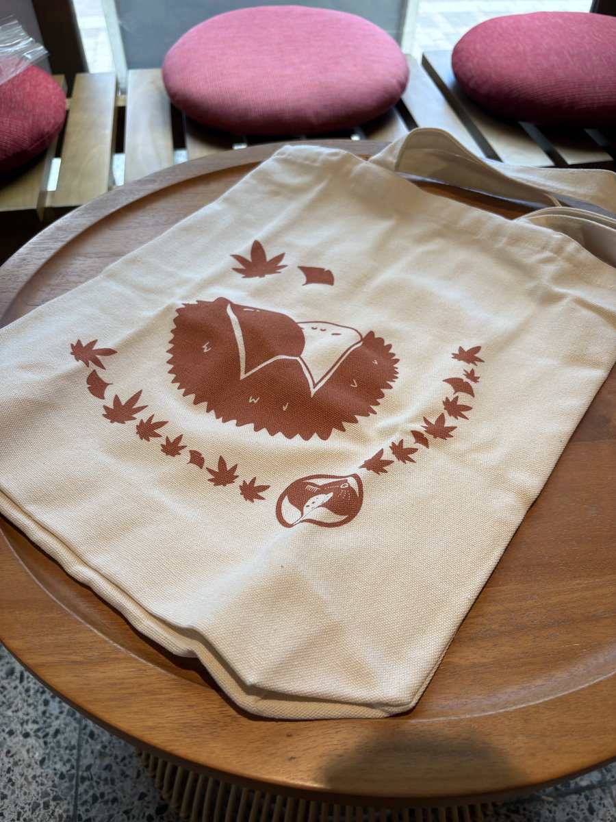 narumi_sekihan's tweet photo. トートバックキャンペーン第X弾‼️
第何弾かすらわからなくなって来た、人気企画🎁

今月は明日、開催でございます✨✨
栗の柄が入ったトートバック。
是非ゲットしとくれやす🙇

日時：10月3日(土)
条件：対象商品含む 税込1,080円以上お買い上げのお客様
対象商品：栗赤飯,栗餅,栗蒸し羊羹 https://t.co/6rBPu9NEAR
