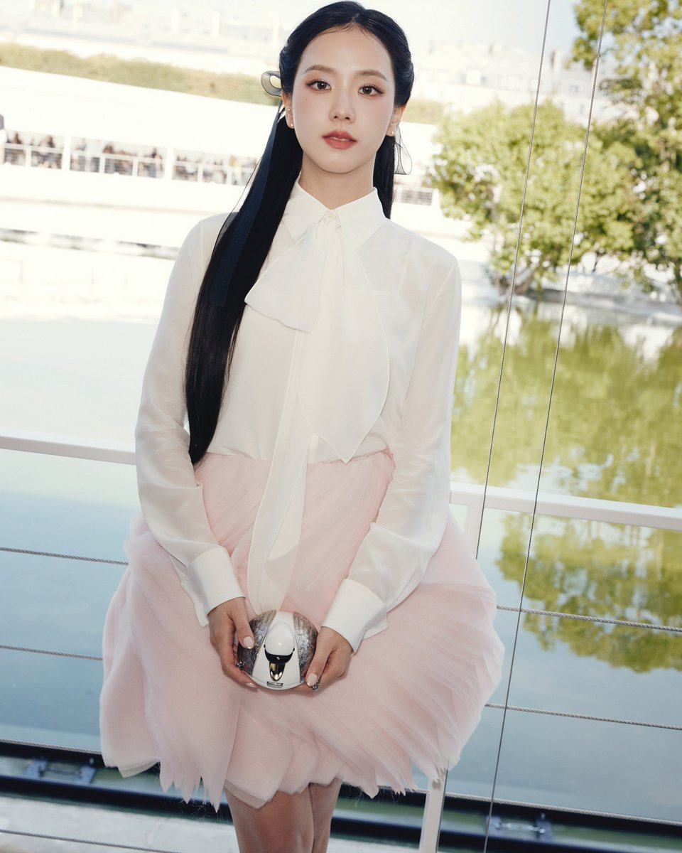 officialBLISSOO's tweet photo. Dior Summer 2027 Women’s Show

#JISOO #Dior #DiorSummer27 https://t.co/VN4IEkWPF7