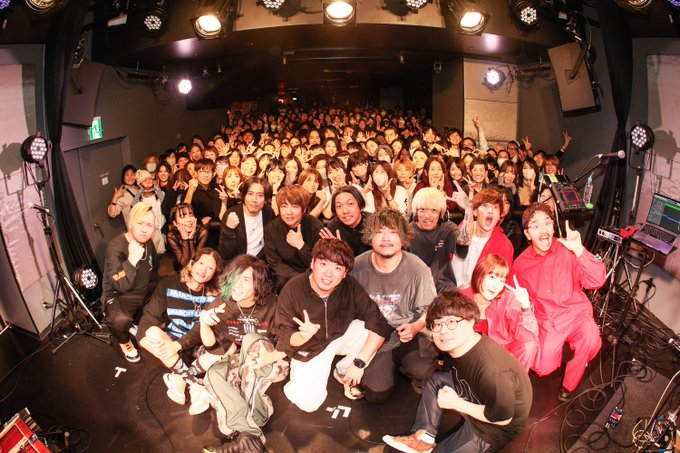 grandeybass_tyo's tweet photo. 昨日は #THEPREDATORS TOUR 2026 “ROCK’N’ROLL UNDERCOVER”へ👿💣

ベースヒーローJIROさんが、長年の先輩にして私の中の「ビートの基準」高橋さんとリズム隊を組んでいるのはかなり奇跡な感覚😲✨

GLAYともELLEGARDENとも、もちろんthe pillowsとも全然違う、軽快かつパンチの効いたロックンロールにまみれたライブでした🔥

ちなみに隣の席は #CONTRASTZ の相方＆マイメン井澤君✌

思えば去年のJunIzawa（シークレットでJIROさん！）とPAMの対バン、バンドメイト同士の貴重な機会でしたな～✨（↓のはその時の📷@kappa3031）