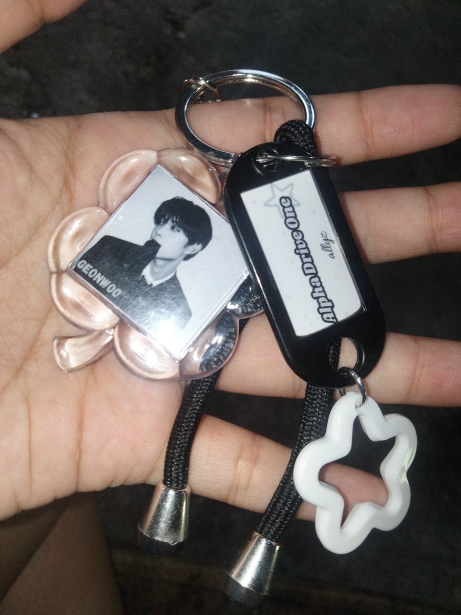 widyaa08_'s tweet photo. Nemu yg jual keychain ini di tiktok🥺🤏 https://t.co/UeJMc93nXZ