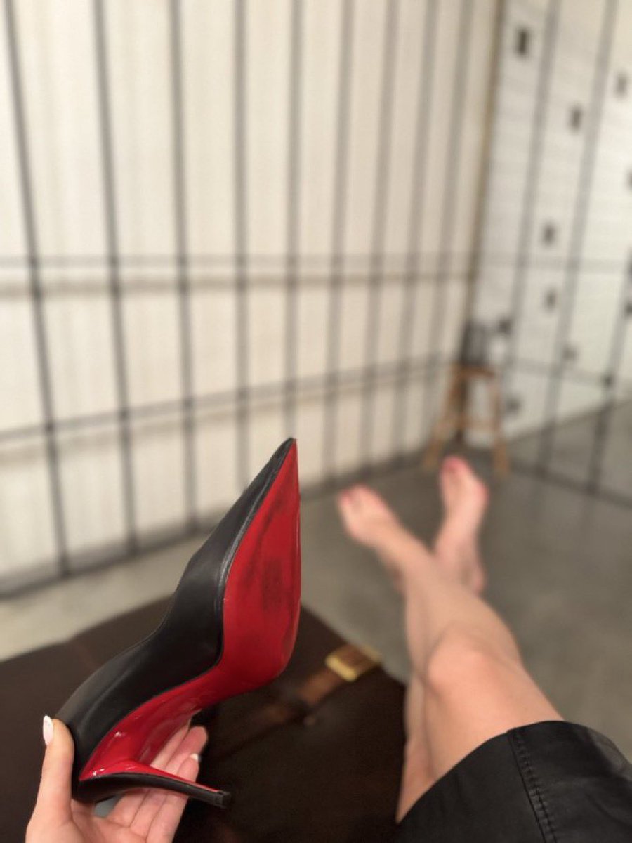 Dominatrixz1rl's tweet photo. BDSM LIFESTYLE https://t.co/6HgCpGJ2aY