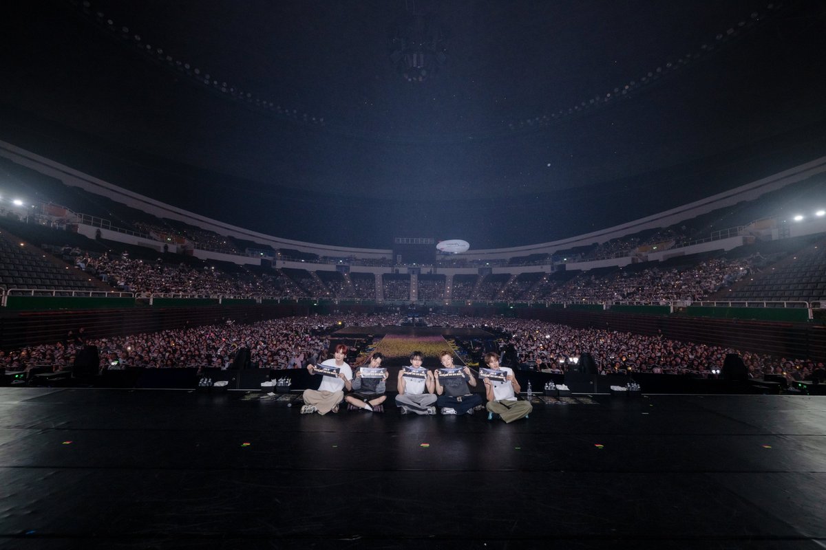 showoffice2023's tweet photo. 2026 INFINITE FANMEETING [INFINITE RALLY Ⅴ] in TAIPEI

I still remember
在那年夏天，六月九日誕生的 INFINITE，
是什麼樣的幸運與緣分，讓我們遇見彼此；
又是什麼樣的信念與承諾，
讓我們一路相伴，走到了現在。

這十六年來，一起分享的笑聲、一起流過的淚水，
都成為了只屬於我們、獨一無二的回憶。
無限大集會Ⅴ能夠在這裡圓滿落幕，
正是因為有始終深愛著 INFINITE 的 INSPIRIT 們呀！
這一次，INSPIRIT又與 INFINITE 一起，
為彼此的故事寫下了嶄新的一頁。
我們的季節，就是此時此刻，
也是每一個有彼此相伴的分分秒秒。

「永遠」不是能夠輕易許下的承諾，
但如果是 INFINITE 和 INSPIRIT，
那麼，我願意相信這樣的永遠。
無論有多少流言蜚語，
都別忘了，我們早已約定好，
要一直一直在一起💛

點連結看無限多的無限：
https://t.co/lImywm6WxZ

#인피니트 #INFINITE
#무한대집회5
#SHOWOFFICE