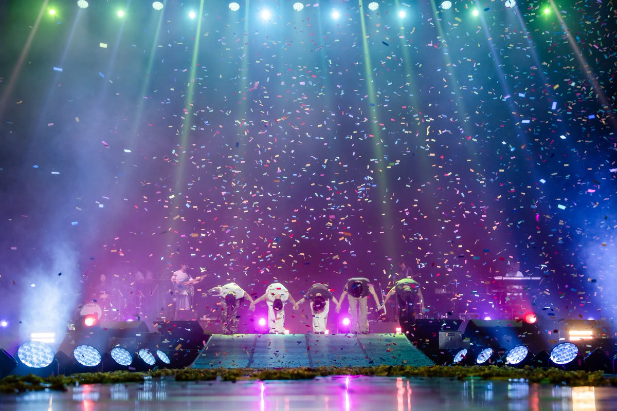 showoffice2023's tweet photo. 2026 INFINITE FANMEETING [INFINITE RALLY Ⅴ] in TAIPEI

I still remember
在那年夏天，六月九日誕生的 INFINITE，
是什麼樣的幸運與緣分，讓我們遇見彼此；
又是什麼樣的信念與承諾，
讓我們一路相伴，走到了現在。

這十六年來，一起分享的笑聲、一起流過的淚水，
都成為了只屬於我們、獨一無二的回憶。
無限大集會Ⅴ能夠在這裡圓滿落幕，
正是因為有始終深愛著 INFINITE 的 INSPIRIT 們呀！
這一次，INSPIRIT又與 INFINITE 一起，
為彼此的故事寫下了嶄新的一頁。
我們的季節，就是此時此刻，
也是每一個有彼此相伴的分分秒秒。

「永遠」不是能夠輕易許下的承諾，
但如果是 INFINITE 和 INSPIRIT，
那麼，我願意相信這樣的永遠。
無論有多少流言蜚語，
都別忘了，我們早已約定好，
要一直一直在一起💛

點連結看無限多的無限：
https://t.co/lImywm6WxZ

#인피니트 #INFINITE
#무한대집회5
#SHOWOFFICE