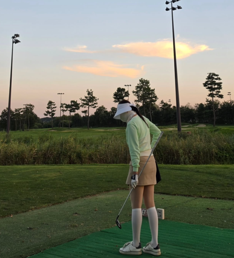 Irina1ol's tweet photo. Leaving the sunset behind on the course.
Just in time to catch the last light after my final swing. https://t.co/RA6C12GSS1