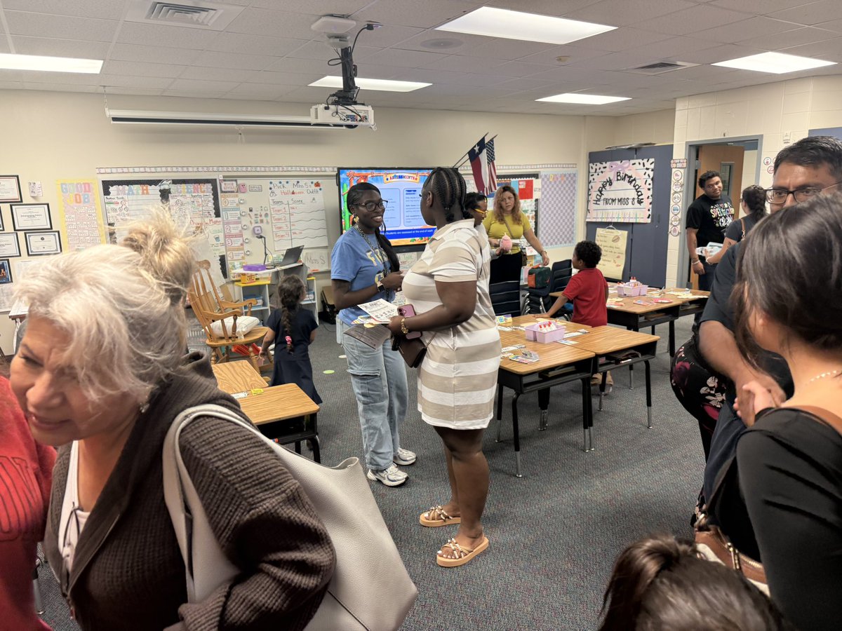 KWilliamsDLD's tweet photo. Families had the opportunity to step inside the classroom, experience learning alongside their students, and see firsthand the engaging experiences happening every day! #OpenHouse26-27 https://t.co/IF5EmSjplw