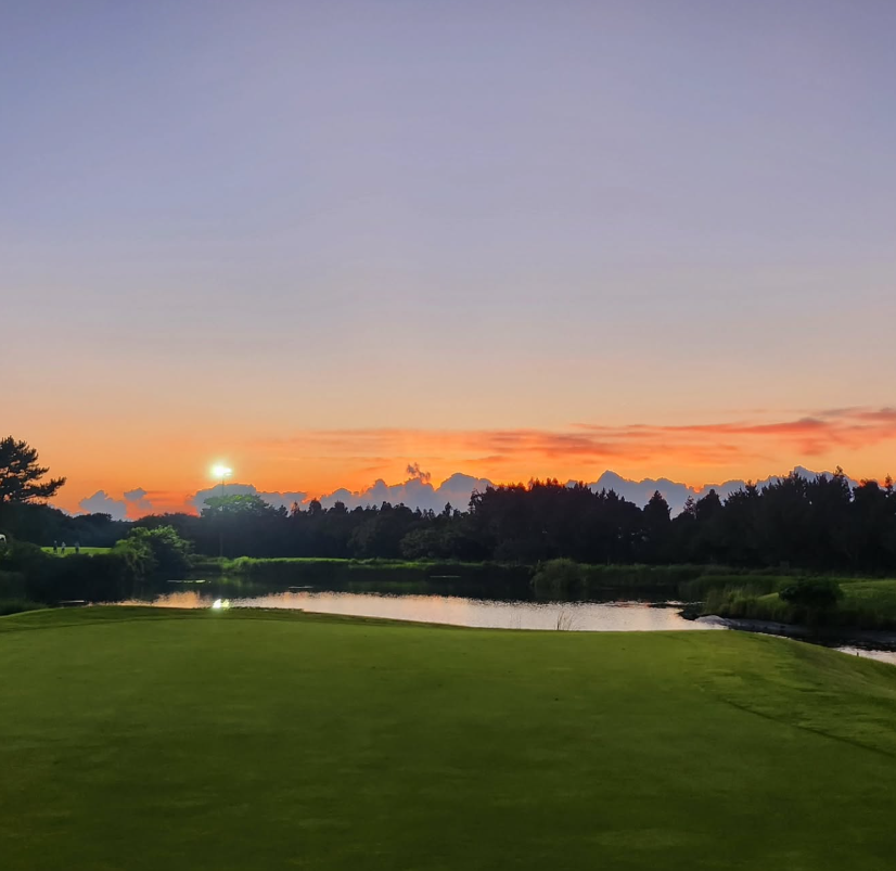 Irina1ol's tweet photo. Leaving the sunset behind on the course.
Just in time to catch the last light after my final swing. https://t.co/RA6C12GSS1