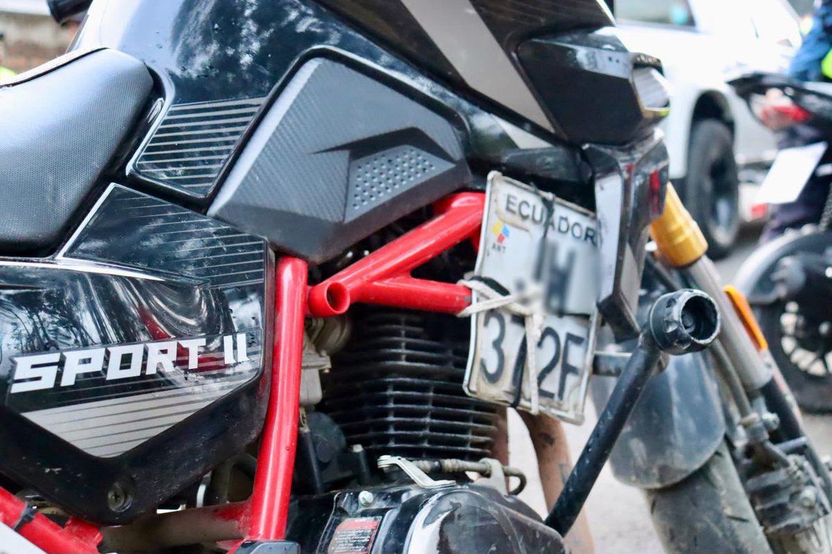 emov_ep's tweet photo. 🚨 OPERATIVO IMPACTO EN LA VÍA A CHECA DEJÓ 8 AUTOMOTORES RETENIDOS.

La EMOV EP, con el respaldo de la Policía Nacional y varias tenencias políticas, ejecutó un nuevo operativo IMPACTO durante la tarde y noche de hoy, en el exterior de la urbanización Los Capulíes, con los siguientes resultados:

▪️ 3 vehículos retenidos.
▪️ 5 motocicletas retenidas por falta de documentación y placa de identificación.
▪️ 4 citaciones por vidrios polarizados.

#EMOVControla

@MarisolPenaloz2 
@AlcaldiaCuenca1