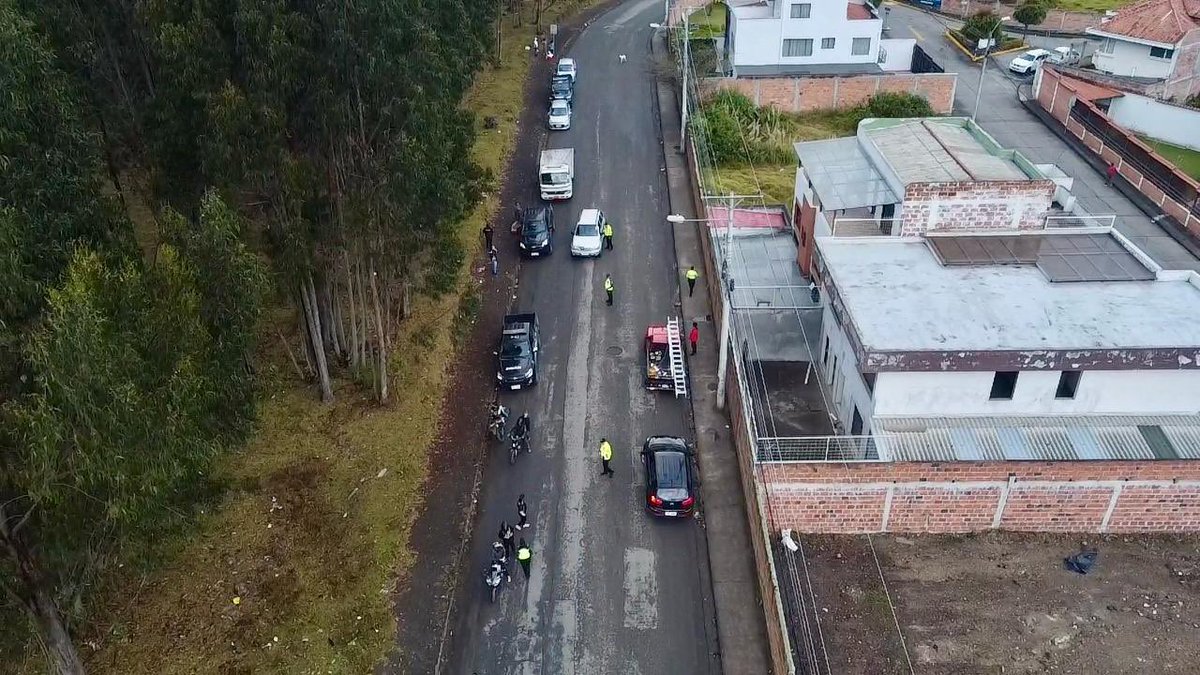 emov_ep's tweet photo. 🚨 OPERATIVO IMPACTO EN LA VÍA A CHECA DEJÓ 8 AUTOMOTORES RETENIDOS.

La EMOV EP, con el respaldo de la Policía Nacional y varias tenencias políticas, ejecutó un nuevo operativo IMPACTO durante la tarde y noche de hoy, en el exterior de la urbanización Los Capulíes, con los siguientes resultados:

▪️ 3 vehículos retenidos.
▪️ 5 motocicletas retenidas por falta de documentación y placa de identificación.
▪️ 4 citaciones por vidrios polarizados.

#EMOVControla

@MarisolPenaloz2 
@AlcaldiaCuenca1