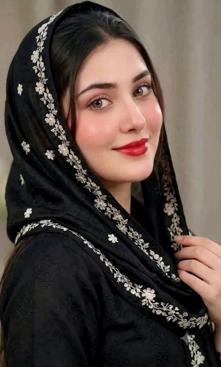 Rizzushaikh_143's tweet photo. گفتگو اچھی لگی ذوقِ نظر اچھا لگا
مدتوں کے بعد کوئی ہمسفر اچھا لگا

دل کا دکھ جانا تو دل کا مسئلہ ہے پر ہمیں
اُس کی ہنس دینا ہمارے حال پر اچھا لگا

پر طرح کی بے سرو سامانیوں کے باوجود
آج وہ آیا تو مجھ کو اپنا گھر اچھا لگا

باغباں گلچیں کو چاہے جو کہے ہم کو تو پھول
شاخ سے بڑھ کر کفِ دلدار پر اچھا لگا

کون مقتل میں نہ پہنچا کون ظالم تھا جسے
تیغِ قاتل سے زیادہ اپنا سر اچھا لگا

ہم بھی قائل ہیں وفا میں اُستواری کے مگر
کوئی پوچھے کون کس کو عمر بھر اچھا لگا

اپنی اپنی چاہتیں ہیں لوگ اب جو بھی کہیں
اک پری پیکر کو اک آشفتہ سر اچھا لگا

میرؔ کے مانند اکثر زیست کرتا تھا فرازؔ
تھا تو وہ دیوانہ سا شاعر مگر اچھا لگا

🤍