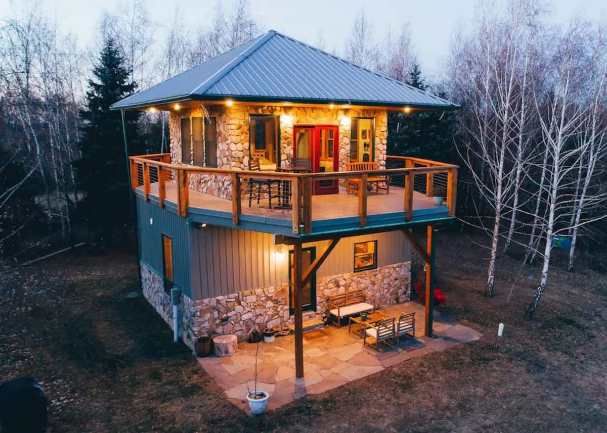 TinyHouseTalk's tweet photo. The kitchen is downstairs. The bed is up in the tower.
A stone fire tower chalet in the Pennsylvania woods, with a wraparound porch reaching into the trees and forest in every direction.
#firetower #pennsylvania
https://t.co/zYU5eMTucW https://t.co/jeFhPetnEQ