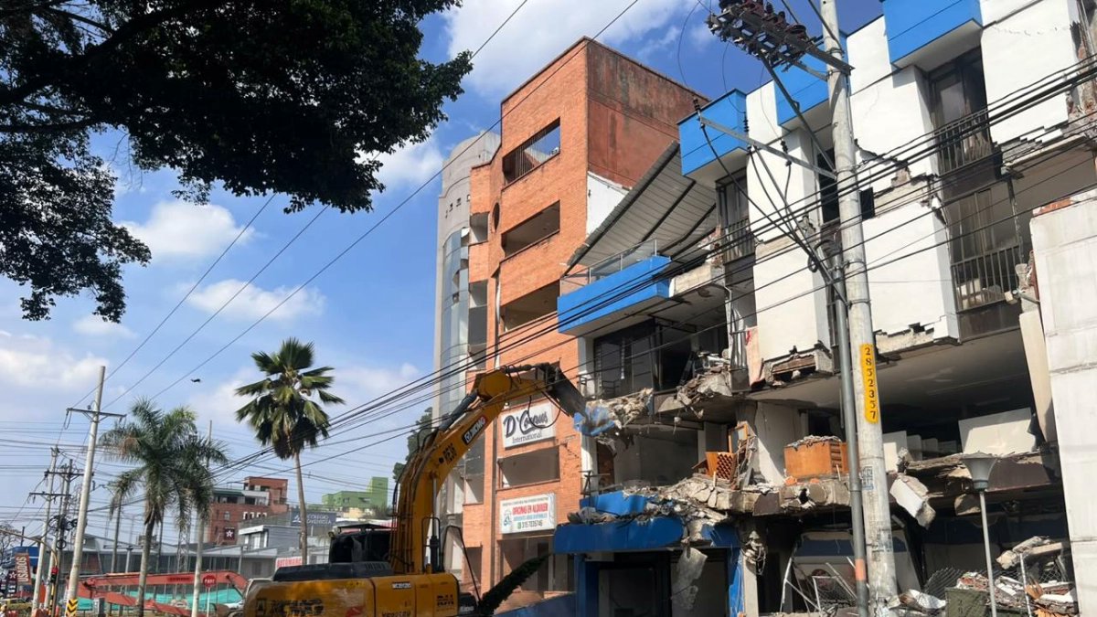 erickprometeom's tweet photo. 🇨🇴 CALI DEMUELE EDIFICIOS TRAS EL TERREMOTO

El Metrópolis, D'Corpus y Cali Express son intervenidos con maquinaria en Los Cámbulos. El Multifamiliar Los Laureles será demolido por implosión.

#Colombia #Cali https://t.co/OC9oClbQVp