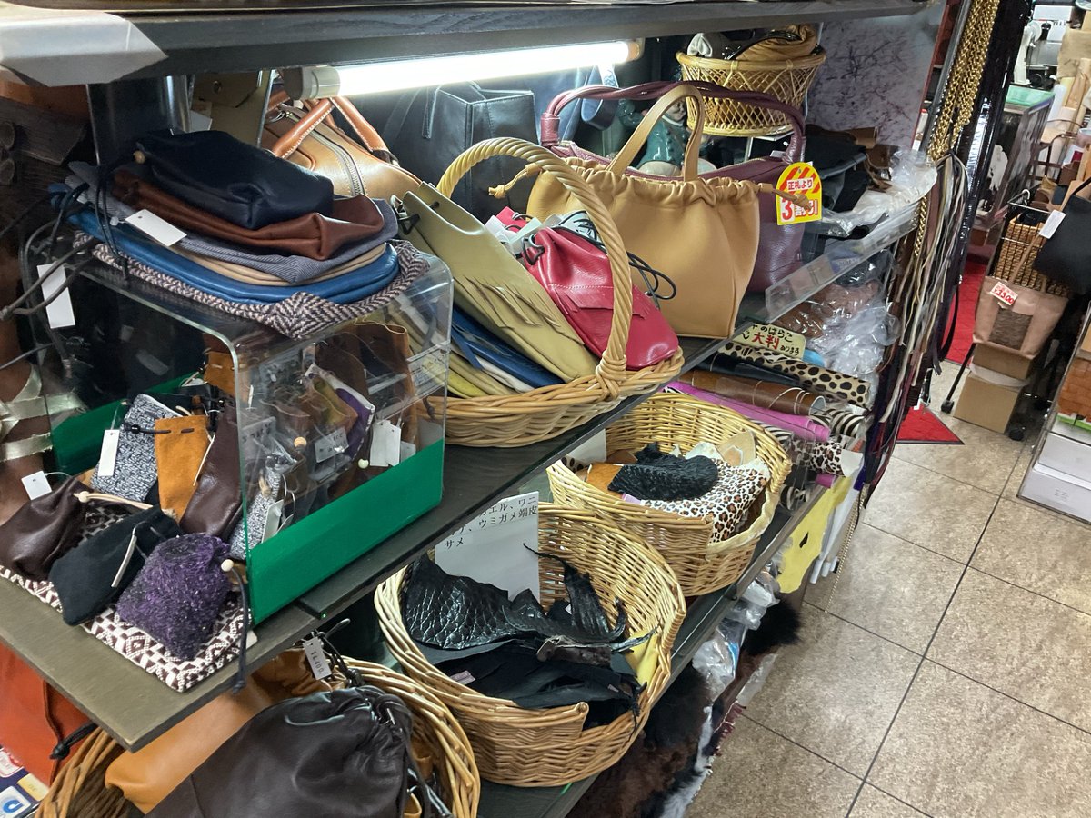 YANPI_Leather's tweet photo. 本日も開店です！
10月突入！
年末のイベントラッシュに向けて、エネルギーを蓄える頃合いがきております。
深くしゃがみ込んだ分、高く高く飛び上がれるように邁進してまいりましょう！ https://t.co/6pwoc1AMs3