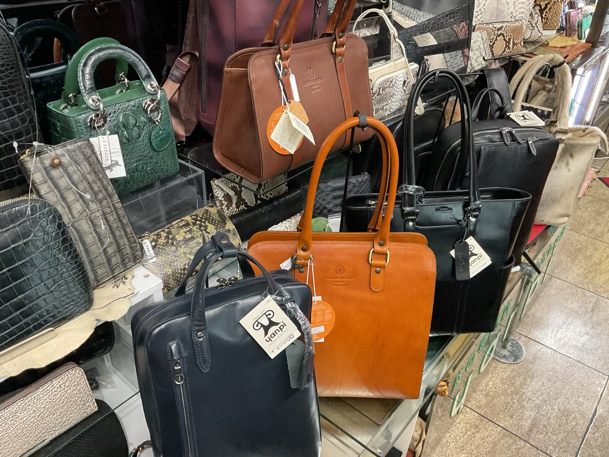 YANPI_Leather's tweet photo. 本日も開店です！
10月突入！
年末のイベントラッシュに向けて、エネルギーを蓄える頃合いがきております。
深くしゃがみ込んだ分、高く高く飛び上がれるように邁進してまいりましょう！ https://t.co/6pwoc1AMs3