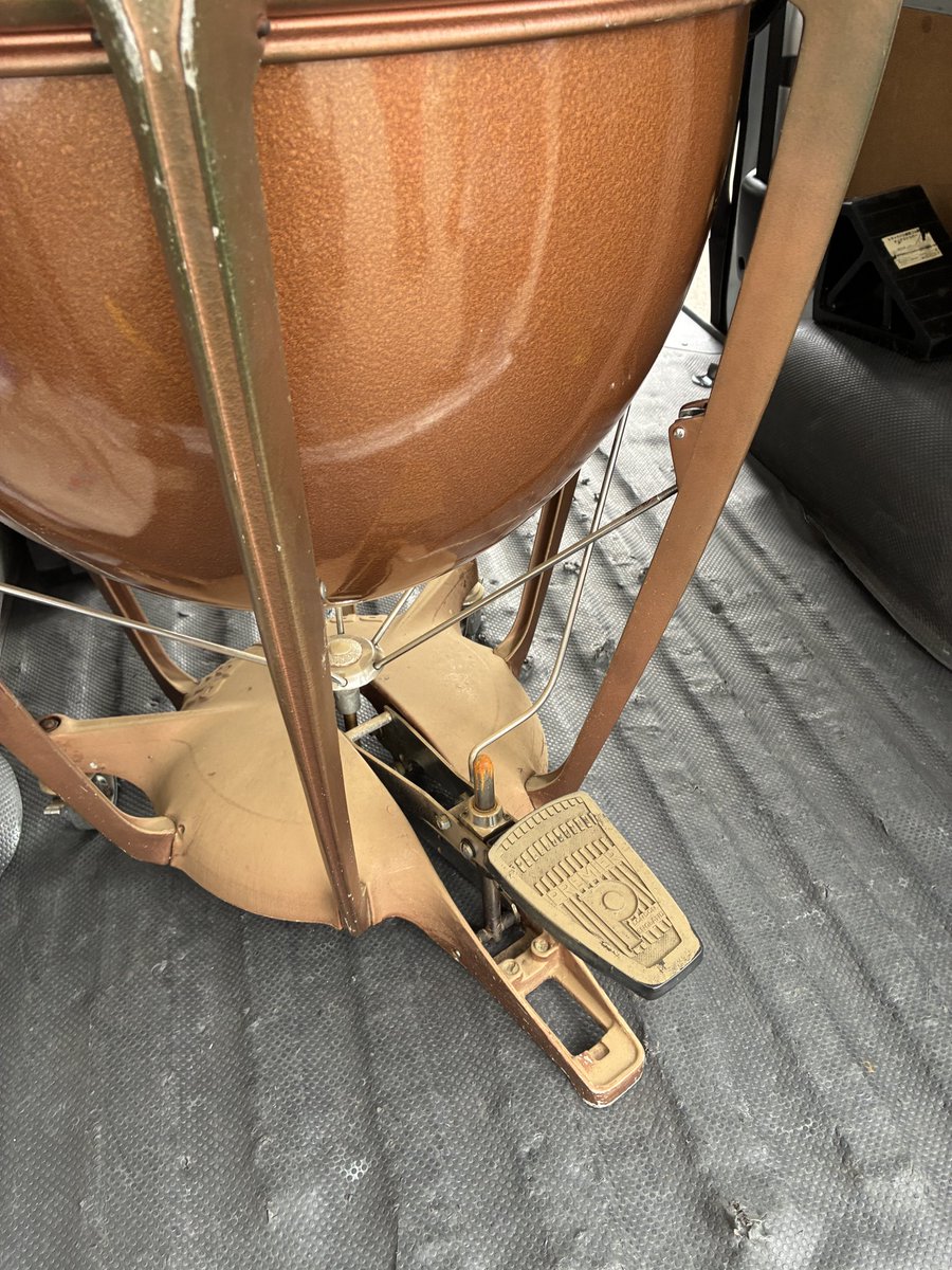 mature_perc's tweet photo. 千葉県某所でケトルの一部まで冠水してしまったティンパニをお預かりしました。
直せる種類と状態のものは可能な限り直したいと思いますし、これからのこのティンパニのリペア投稿が修繕を諦めていた方の希望になれば幸いです。

修繕の様子は不定期で投稿していきます。 https://t.co/o5OJFu0UAu