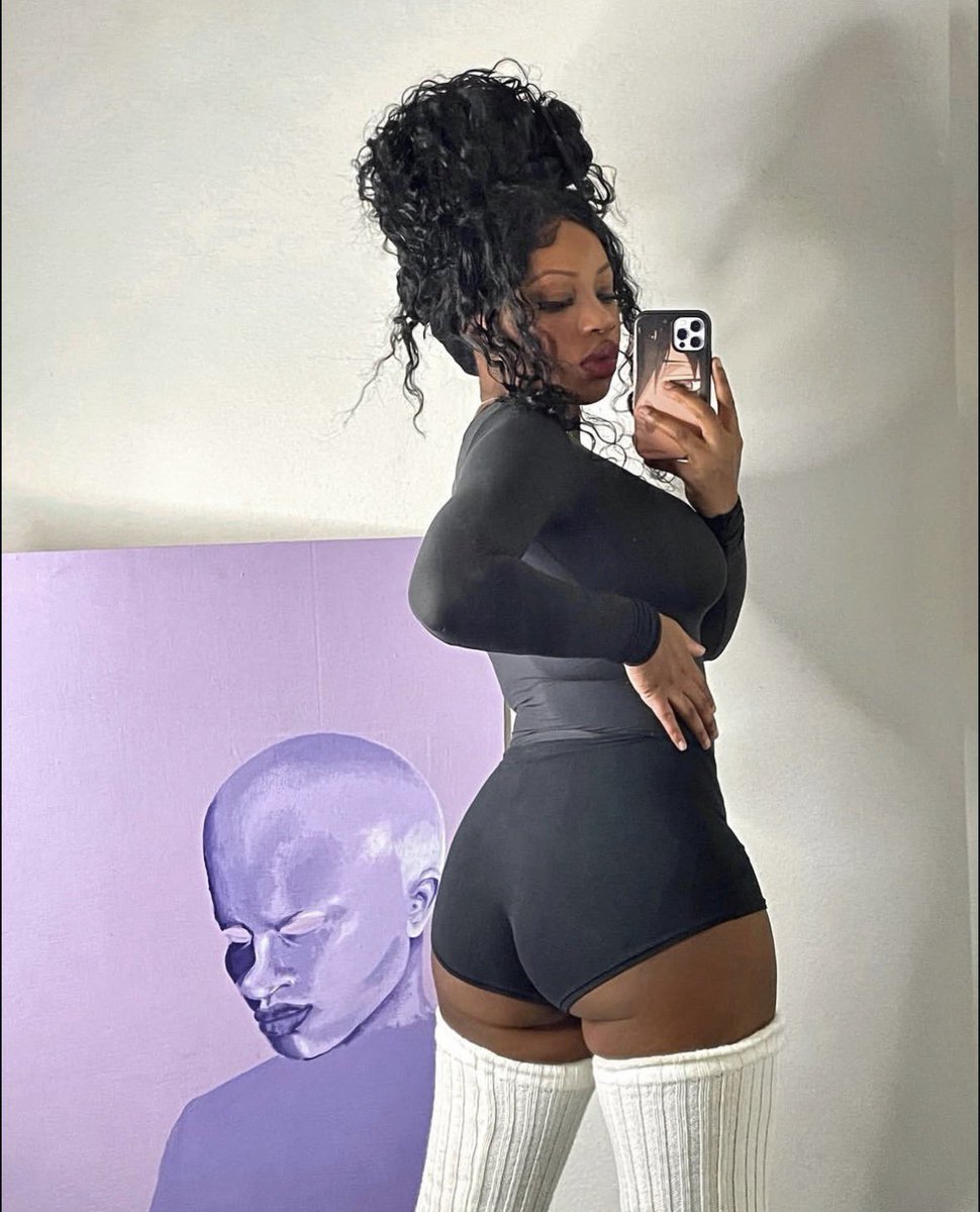 Leona__bb's tweet photo. I’m just being me.🖤 https://t.co/cxSSjAoxdd