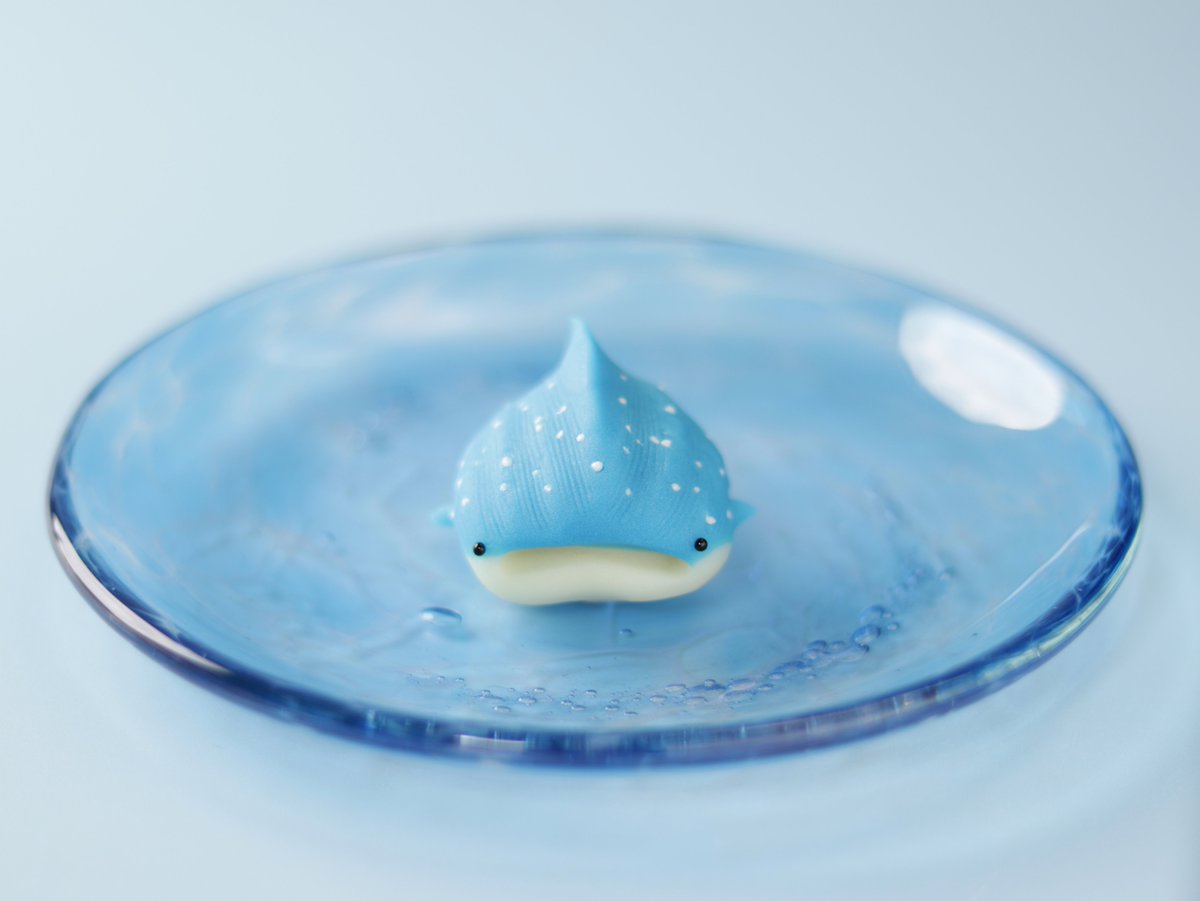 beniyamiyake's tweet photo. 「じんぞーざめ」🦈
子供がジンベエと呼べず「じんぞー」と呼んだことから名付けた、先月の沖縄での思い出です。
那覇空港で買った琉球ガラスに飾ってみました🌊
平べったすぎて販売容器に収まらないのが難点です😇 https://t.co/34uMoZrvVM