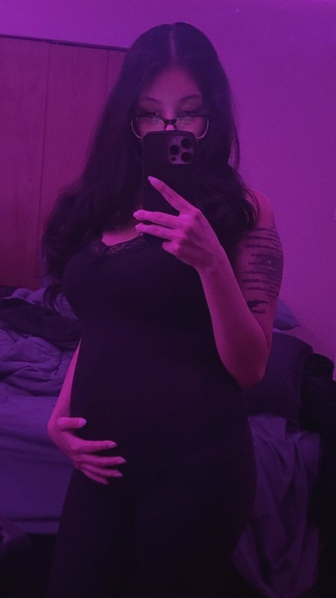 wilsontaylor_'s tweet photo. So it seems that there’s actually more new people here than my old moots so

FYI I’m actually pregnant 😳 I only came back to nsfwtwt because well my savings is being drained from buying baby things🤣 I’ll be reposting old content/regular pics until I run out 😭 https://t.co/E6y8Cbl19x