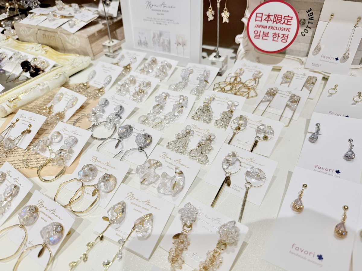 avohandmade's tweet photo. 沖繩旅行時，別忘了尋找這些漂亮的日本手作飾品♡✨

花朵、珍珠、晶石與透明感設計，
每一件都有不同的魅力🌼

🇯🇵 made in Japan okinawa
📍AVO.HANDMADE｜浦添PARCO CITY

把喜歡的那一件，帶回家當作沖繩旅行的紀念吧♡☺️ https://t.co/vU4UrdqhRV