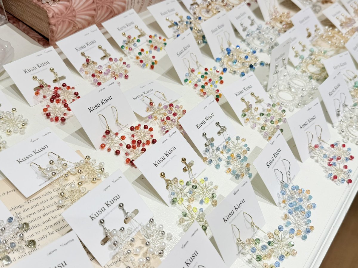 avohandmade's tweet photo. 沖繩旅行時，別忘了尋找這些漂亮的日本手作飾品♡✨

花朵、珍珠、晶石與透明感設計，
每一件都有不同的魅力🌼

🇯🇵 made in Japan okinawa
📍AVO.HANDMADE｜浦添PARCO CITY

把喜歡的那一件，帶回家當作沖繩旅行的紀念吧♡☺️ https://t.co/vU4UrdqhRV