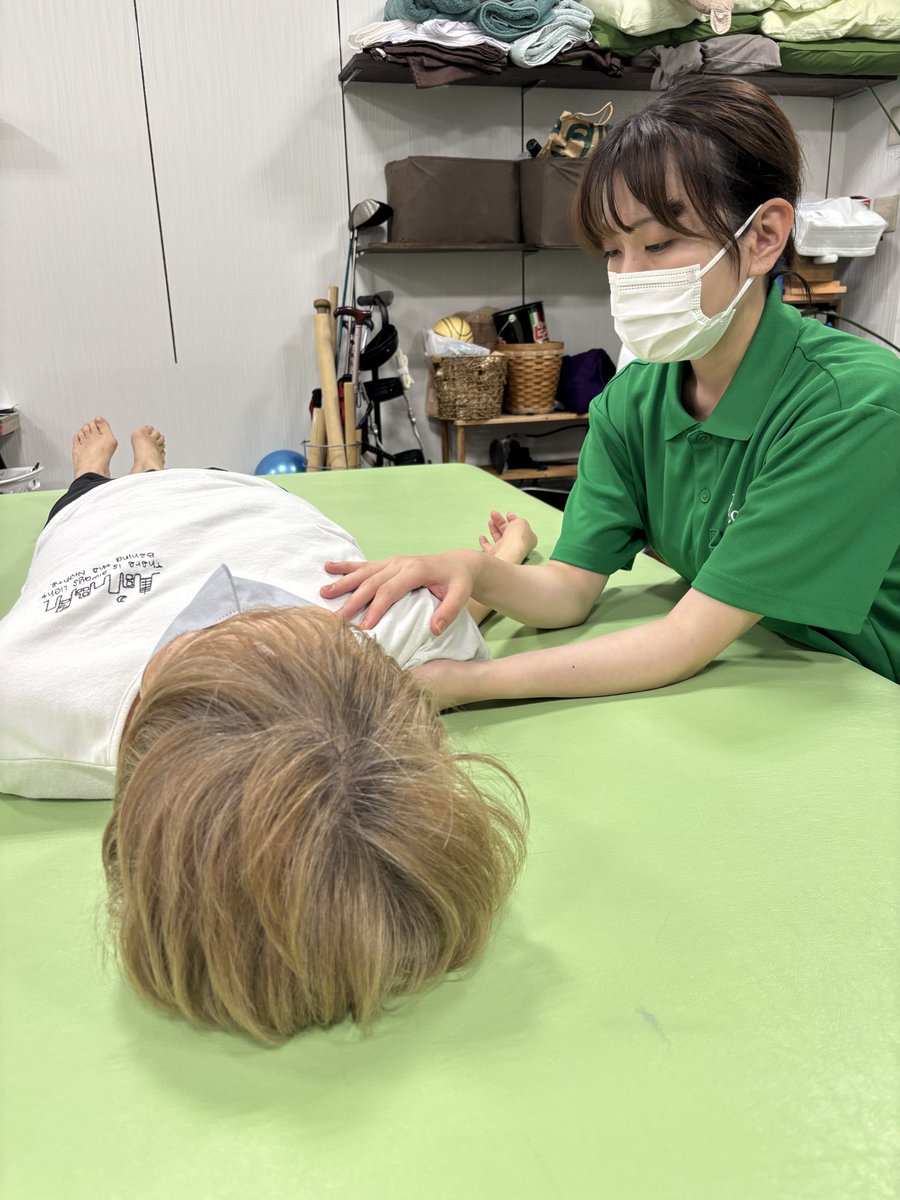 rehamano2020's tweet photo. 第3回臨床コース　徒手誘導による寝返り
若手コースの内容を実際の患者さんにご協力頂き実技を練習させて頂きます

患者さんが悪いのではなく、拾えない療法士のスキルが要因であるという事🥶
だからこそ、このコースの意味がある‼️
とても繊細なハンドリングとなり、とても勉強になる時間でありました https://t.co/u8mLcH4O6p