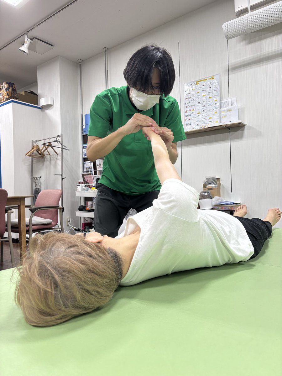 rehamano2020's tweet photo. 第3回臨床コース　徒手誘導による寝返り
若手コースの内容を実際の患者さんにご協力頂き実技を練習させて頂きます

患者さんが悪いのではなく、拾えない療法士のスキルが要因であるという事🥶
だからこそ、このコースの意味がある‼️
とても繊細なハンドリングとなり、とても勉強になる時間でありました https://t.co/u8mLcH4O6p