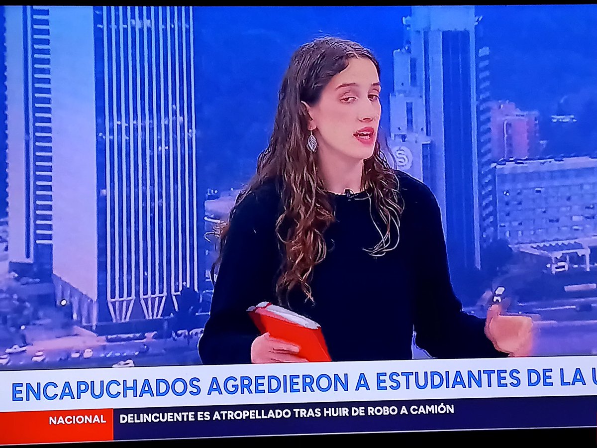 fcremades's tweet photo. Habla como woke, argumenta como woke, se para como woke, defiende a los encapuchados, no es firme en condenar la violencia.
Y obvio es de las JJCC.
Esta es Laura Mlynarz, pdta de la federación de estudiantes de la U Chile.
El ejemplo máximo del zurdario caviar
Se pudrió todo. https://t.co/PGAVgedH82