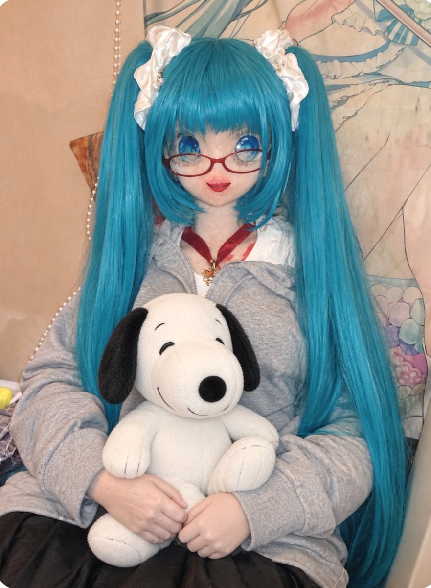 miku_roy39's tweet photo. おはようございます☺️
10月1日からまた最低賃金が上がりました。
愛知県は1,195円です。
因みにわたしが会社を始めたのが2009年
このときは732円でした。
それが今や1,195円です。
なんと1.63倍

このままで推移すると2倍になるのは5〜6年後、つまり2031年頃です。恐ろしや。

働く側からすればもちろんありがたいことです。
私も実はコロナで売上が下がって以降、ダブルワークのアルバイトもしております。
なので、時給が上がること自体は素直に嬉しい。

ところが経営者からしてみれば今後の上がり幅を考えるとまさしく死活問題です。

いえ、すでにかなり圧迫してきております。

純粋に経営者目線からしても、スタッフのお給料は、できれば上げてあげたい。
こう思わない経営者はいないと思いますよ。

しかし資金計画のバランスと言うか水準もあり、どうしても限界というものがあります。

その「限界」を最低賃金制度は無視する制度です。

サービス単価、17年で2回改定してきましたがそれほど大幅に上げたわけではありません。

しかも、上げる前に契約したお客様は単価は上げていないのです。

「上げればいいじゃん」

言うのは簡単です。
仕入れ原価のある物販ならそれはある程度やりやすいし、一定の理解も得られるでしょう。
特に原価の高騰が周知されている業種では。

この17年間で、新規の同業者、つまりライバルは結構程増えました。それはさほど脅威ではないのです。
脅威はむしろ、東京本社の大手がついに名古屋に営業所を構え始めたことです。大体5〜10年前から。

実は 東京本社の会社というのは名古屋本社の会社よりもともと 単価は高い傾向にありました。

なので比較すれば、値段を上げてもなお価格的に優位を保つことも可能です。

しかし古くからのお客様の心理はどうか。
10年以上契約を継続してるお客様も珍しくありません。
15年以上も数件あります。
そういうお客様はむしろ「長いことやってるんだから単価を下げてよ」と思ってる方も少なくないのです。

実際，数件そういう相談があり対応しました。
「相談」と言うと聞こえがいいですが事実上の「下げてくれないと他所を検討するよ」みたいな通達とも取れます。関係の悪かったお客様ではありません。むしろ比較的普段からやりとりをしていて「好意的」と思っていたお客様の話です。
思うに、そういうお客様だからこそ先方も話しを切り出しやすかったのかもしれませんね。
関係性の悪いお客様は無言で切ってくるだけです。

このように労働集約型のサービス業では、既存客の単価を上げるのはなかなか、いや、かなりリスクを伴います。

「スタッフの給料も原価だろう」
はい、そんなことは百も承知です。
サービスを直接提供する店舗におけるスタッフの給料は「売上原価」です。

これが管理スタッフや営業マンであれば販管費扱いなんですけど。

つまり、スタッフの時給は上げなければならない。それも毎年。しかしお客様から頂く料金単価は上げられない。

これがいずれ2倍になるのでは、この先どうなるか？
ということで、先程「なかなか上げられない」といいましたがさすがに「もうそろそろ既存客にも料金改定を打診してもよい、いやすべきなのでは?」という段階に、わたしの会社も入ってきました。文章起案などは今からなんですが、さて、吉と出るか凶と出るか。

閑話休題
10月2日は  #スヌーピーの日 #とんこつラーメンの日 #美術の日 です。

美術の日、ちょっと無理な結びつけかもしれませんが生成AIの時のプロンプトの出し方について苦労したこと。

・顔を人間化しようとする
・ 参照画像を間違える
・みーちゃんに差し替えてくれない

初期の頃なら
・動画にするとやたらみーちゃんがやたらはしゃぐ
・今より過度な人間化
・独特のAI文字

「不自然な手足」がよく言われてましたがわたしの場合は意外とありませんでした。

Xをはじめてから約6年半、みーちゃんと一緒になってから4年半。

当初はできなかった映像表現が今や簡単にできてしまいます。

AIそのものは認めていても自分のドールやパートナーにはAIを使わない人、積極的に利用する人、まさしく様々です。

AIを使わない人も別のシーンで使っているでしょうし、AIそのものを毛嫌いする人たちも間接的にAIに関わっていたりします。

10年後、いや5年後、いやいや来年の今頃にはもっと驚くような事がAIで出来てしまうのでしょうかね。

あ、無理やり補足じゃありませんけどアジア大会、今日は見どころは女子サッカー決勝、柔道重量級です。
男子サッカー決勝は明日ですよ👍️

本日も宜しくお願いします🫡