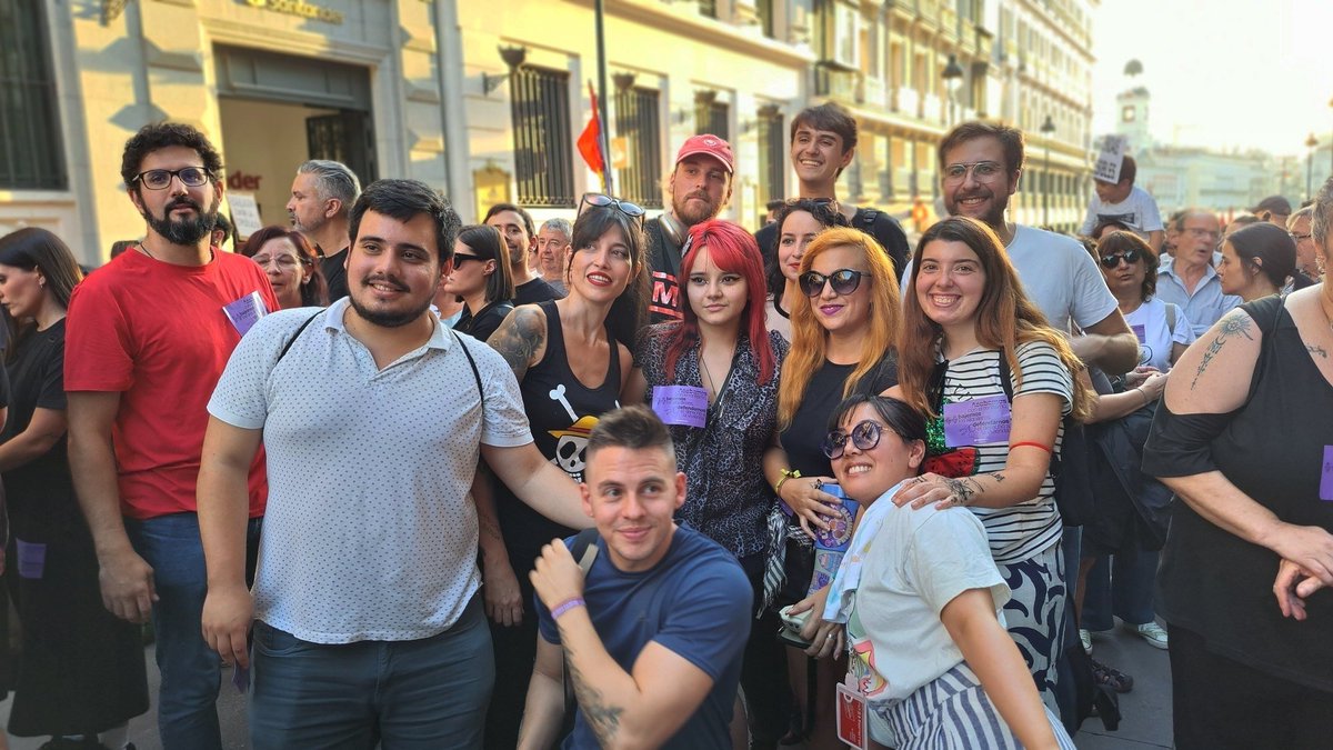 Sara_CSerrano's tweet photo. Que bonita es la gente que lucha por un presente y un futuro mas humano, más bonito y mas justo
Por la juventud que esta creando el futuro
Por quien nos enseña su experiencia y nos encanta escuchar 
Por la infancia que viene para cambiar el mundo
Yo por ellas madre y ellas por mi https://t.co/gPRva3MukQ