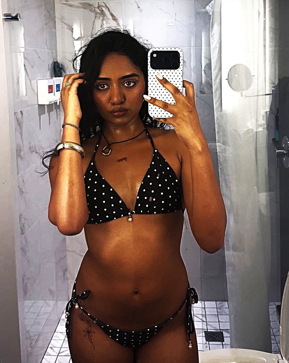 desibaddies__'s tweet photo. PARENTS - OUR DAUGHTER IS WORKING REALLY HARD 🥺

MEANWHILE- SHE MAKING EVERY MEN HARD..🥵💦👙

#HOT #BADDIE #BIKINI https://t.co/gPUVvugTvN