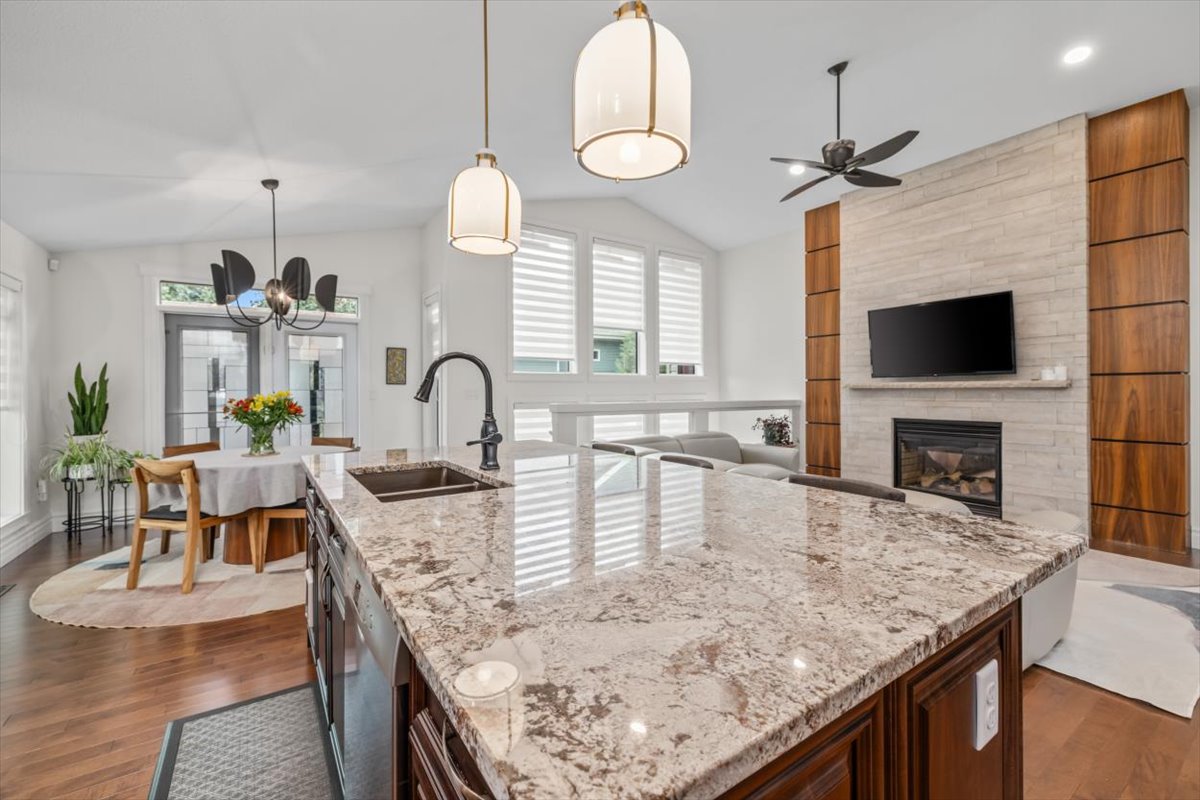 DaveOzubko's tweet photo. Executive bungalow living in St. Albert. This custom-built Lacombe Park home pairs refined finishes with main-floor living, a finished basement, heated triple garage and private backyard with hot tub. Open House: Oct. 3, 1–3 PM. Could you see yourself here? https://t.co/EoiiU5vyAH